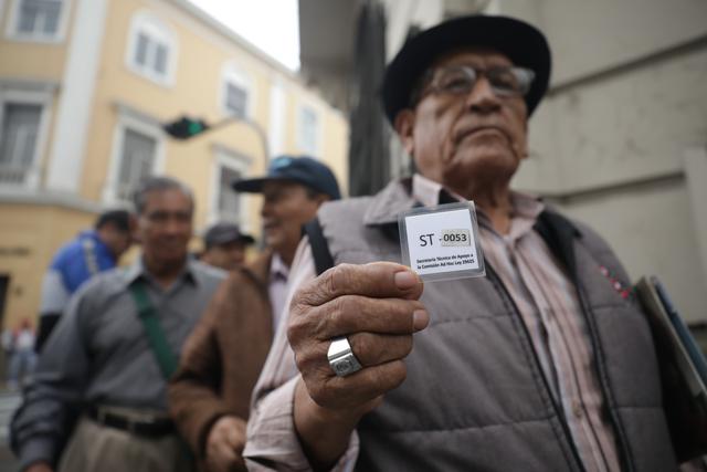 Adultos mayores hacen cola en la sede del FONAVI. (Fotos: Britanie Arroyo @photo.gec)