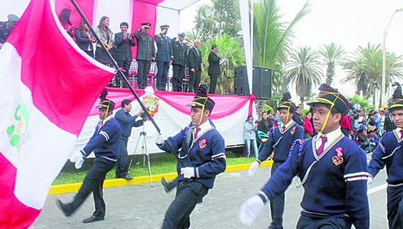 Homenaje a la patria en Paracas