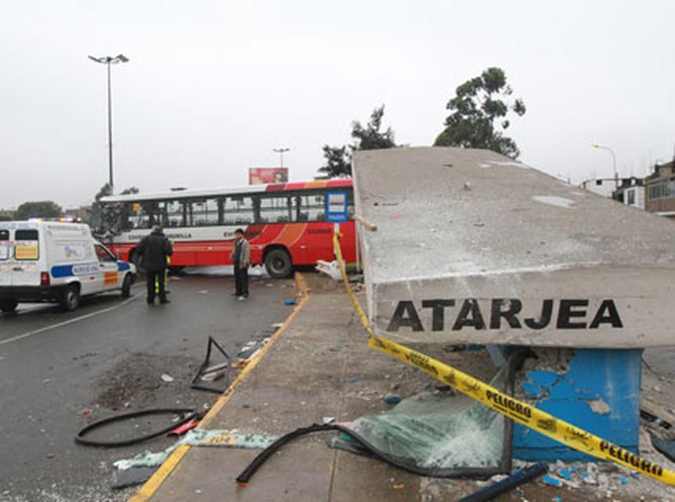 FOTOS: Bus se despista y choca con paradero en la vía de Evitamiento