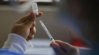 Minsa investiga a enfermeros que habrían pretendido inyectar a adultos jeringas vacías y sin vacuna