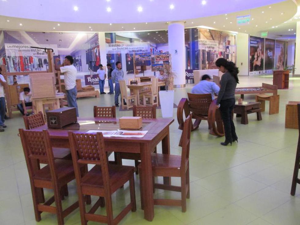 Exponen obras de arte en madera y pinturas