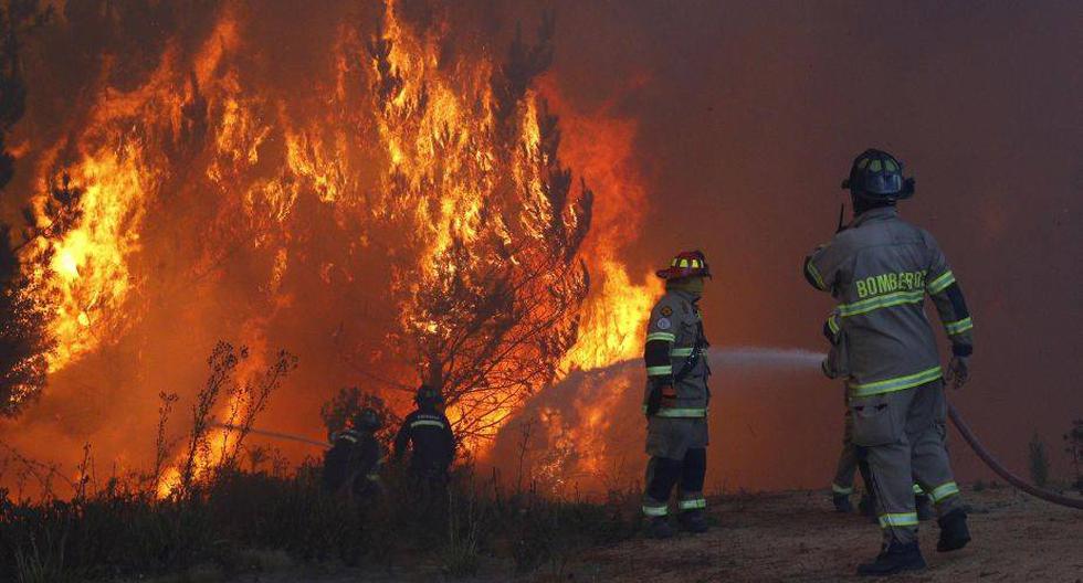 Los bomberos chilenos luchan arduamente para sofocar los incendios forestales en Vi&ntilde;a del Mar y Valpara&iacute;so (EFE)