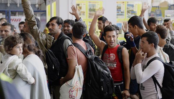 Alemania recibe con aplausos a refugiados