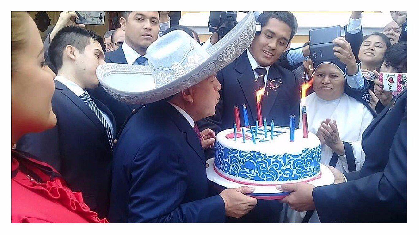 Así celebra César Acuña su cumpleaños en Trujillo (VIDEO) 