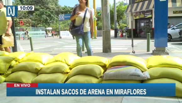 Colocan sacos de arena en tienda de Miraflores. Foto: Canal N
