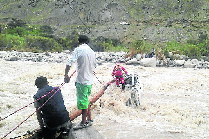 Encuentran cuerpo de taxista que fue arrastrado por huaico