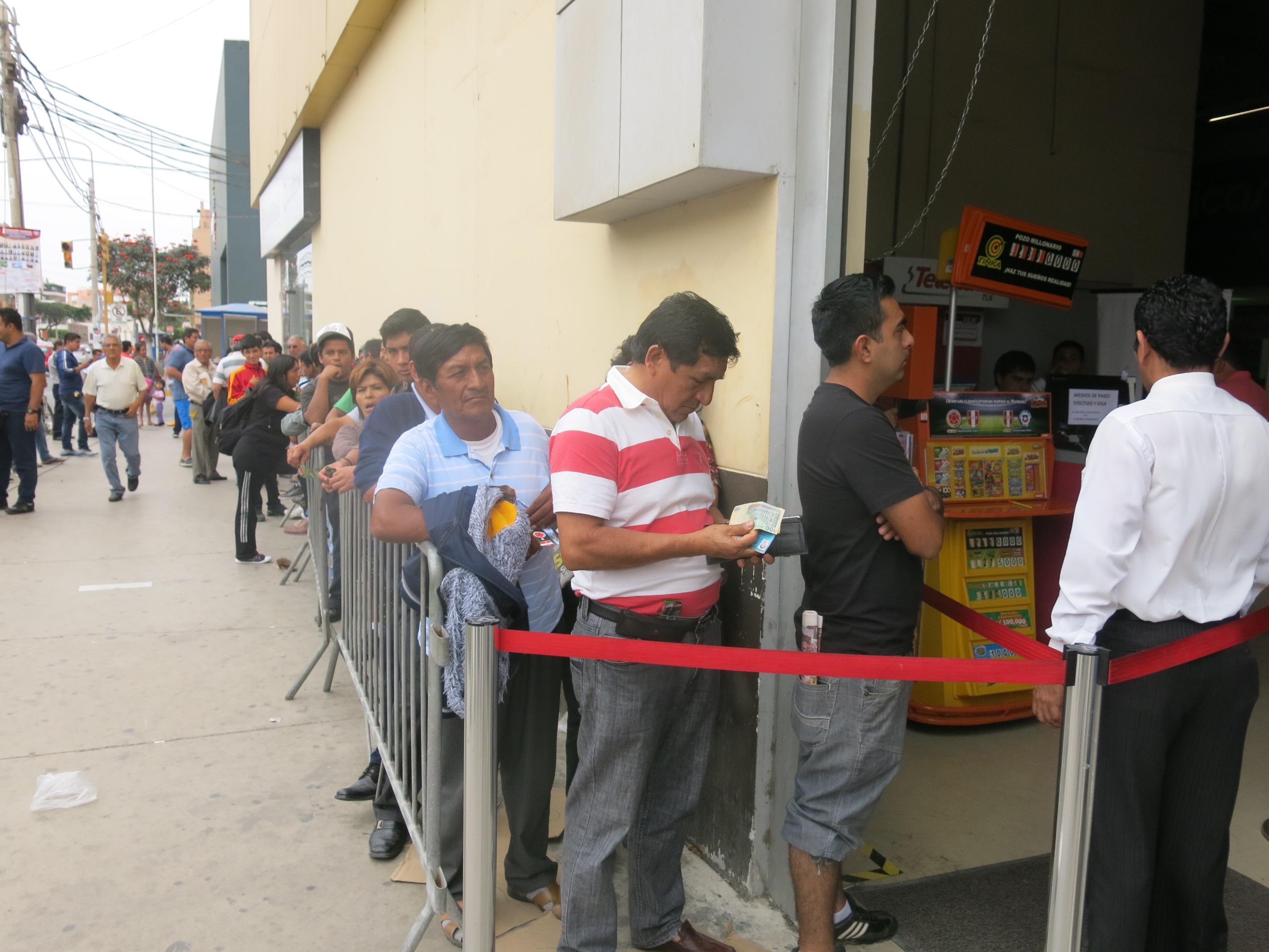 Chiclayo: Hinchas forman largas colas para comprar entradas de Perú - Chile (VIDEO)