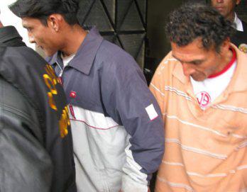 Incautan acido nítrico escondido en ómnibus