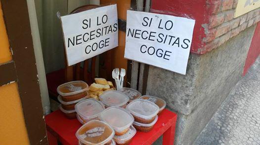 "Si lo necesitas, coge": un restaurante ofrece en tápers la comida que le sobra del día (VIDEO)