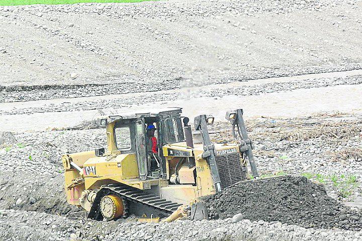 Agricultura culmina trabajos de descolmatación en el río Matagente