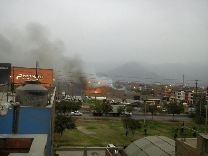 Incendio en fábrica de hilos en San Martín de Porres