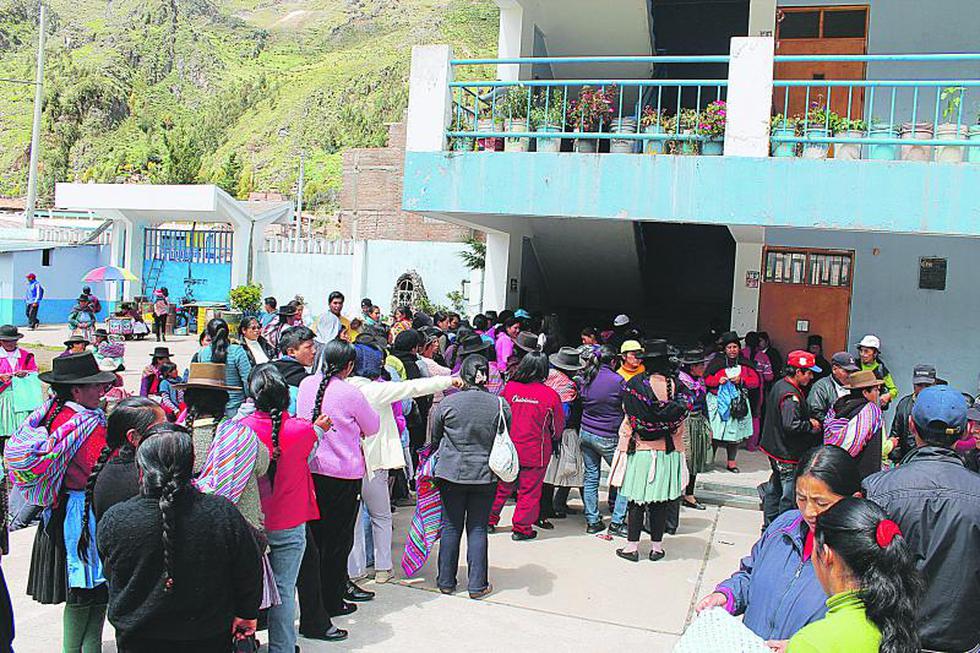 Padres toman local de centro educativo 