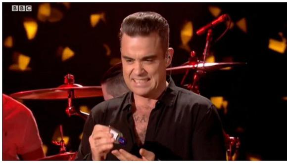 ​Robbie Williams responde tras críticas por limpiarse las manos tras saludar a fans (VIDEO)
