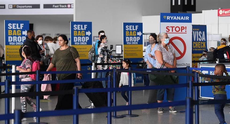 Imagen referencial. Coronavirus: Los pasajeros hacen cola para registrarse para vuelos en el aeropuerto de Stansted de Londres, Reino Unido. (EFE / EPA / ANDY RAIN).