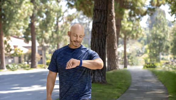 Dar una caminata rápida a un ritmo constante ciertamente ofrece beneficios para la salud. (Foto: Fitbit)