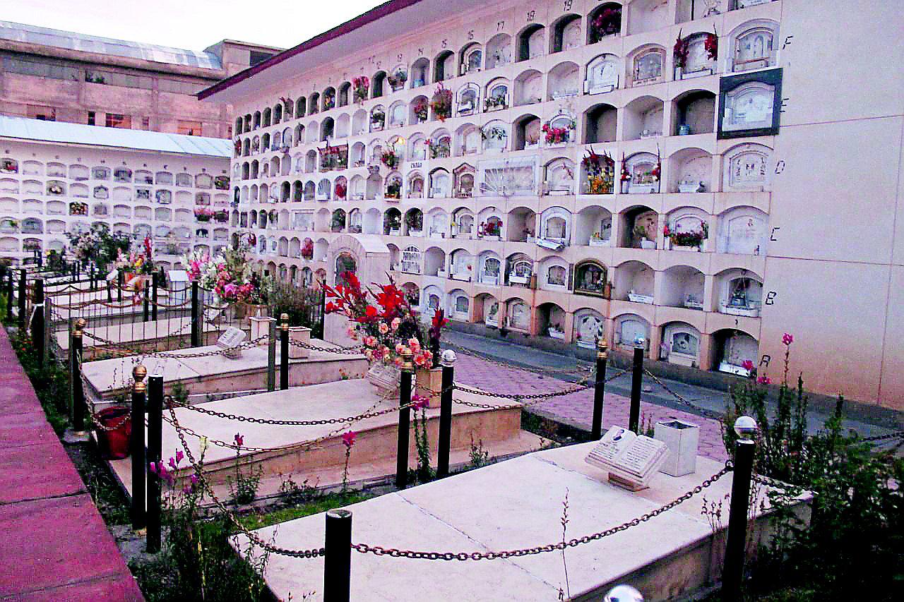 Historias y leyendas urbanas en visita nocturna al cementerio este 31 de octubre