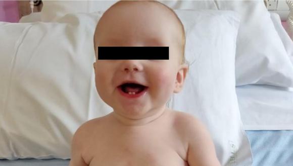 El bebé Alexander sonriendo en un centro médico donde estaba siendo atendido por el síndrome de Kawasaki.