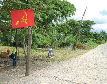 Sendero coloca trapos rojos en Aucayacu