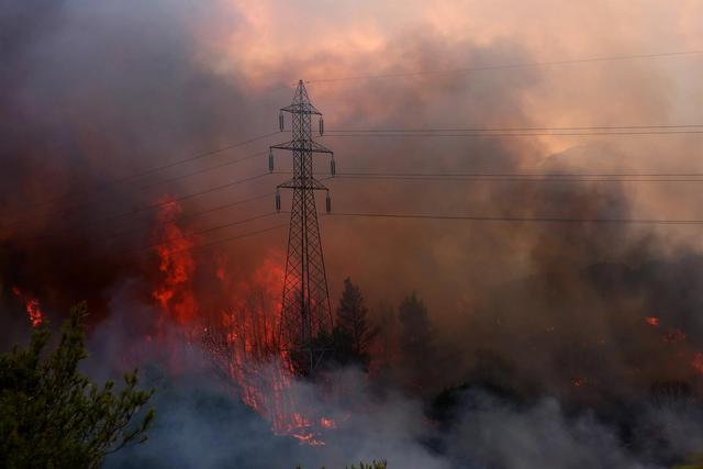 Varios incendios se declararon en estos últimos días, uno que afectó más de 3.000 hectáreas de pinares y olivares en Acaya, cerca de Patras, en la península del Peloponeso. (Foto: EFE/YANNIS KOLESIDIS)