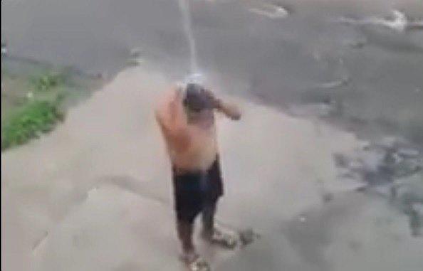Arequipa: Hombre se baña con agua de lluvia en la calle (VIDEO)