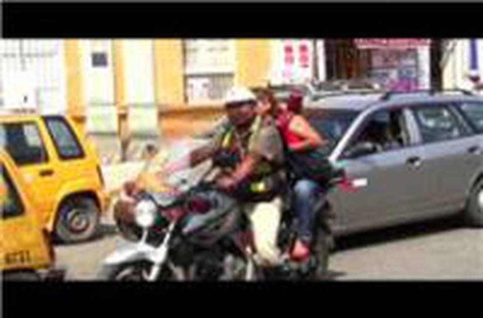 Ampay: Fotos de policías motorizados con fémina y coimeando en Chiclayo