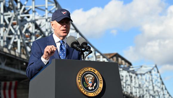 El presidente de los Estados Unidos, Joe Biden, habla sobre la ley de infraestructura bipartidista frente al puente Clay Wade Bailey en Covington, Kentucky, el 4 de enero de 2023. (Foto de Jim WATSON / AFP)
