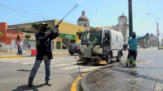 Intensifican desinfección de calles y plazas con barredora mecánica en La Victoria