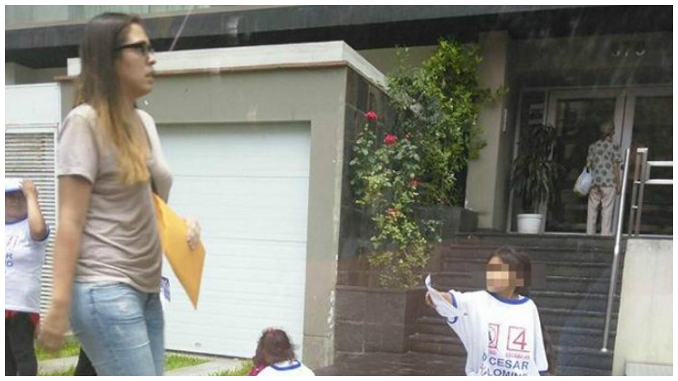 ​Usan niños para repartir propaganda de partido de César Acuña