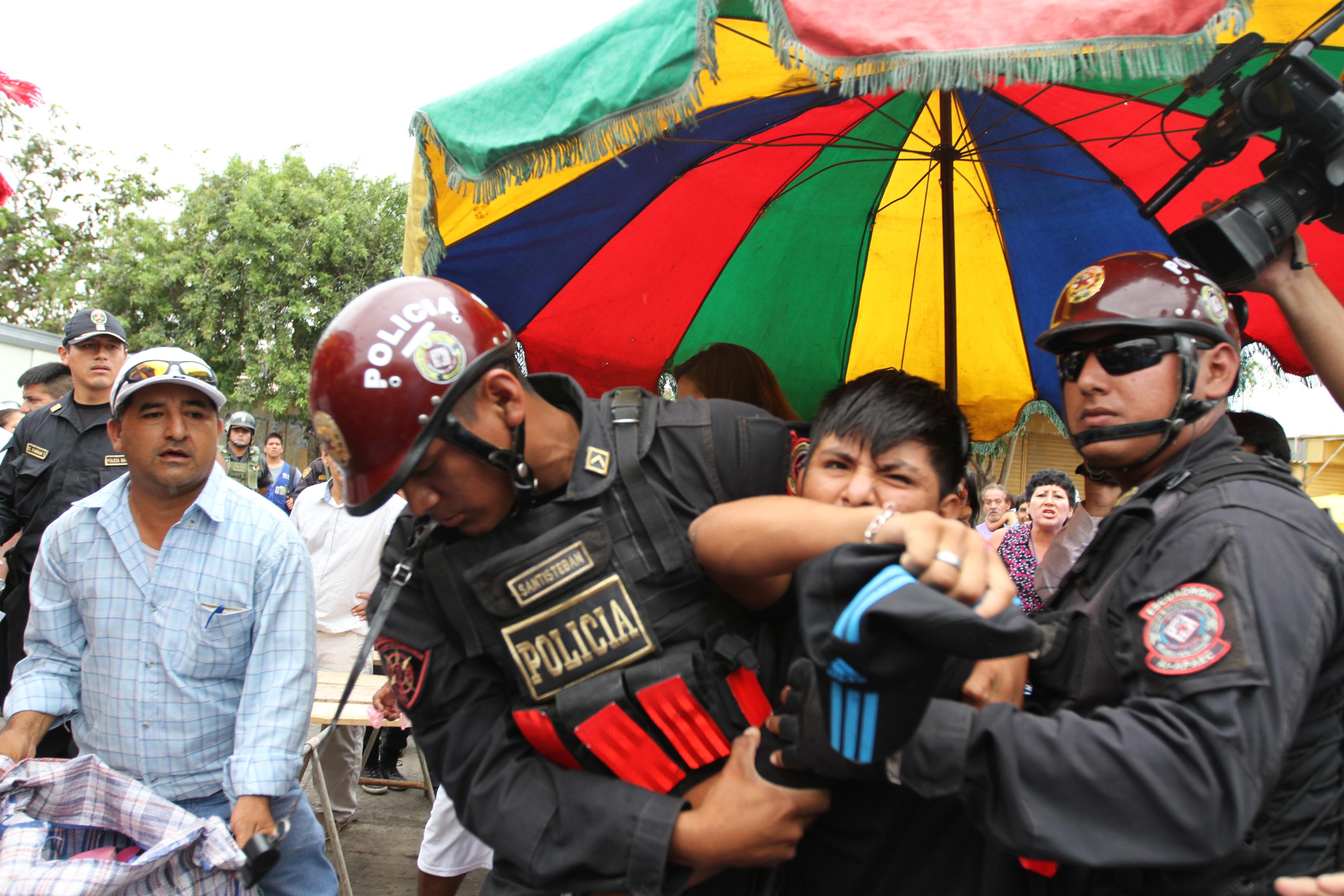 Ambulantes se enfrentaron a policías en Chiclayo (Video)