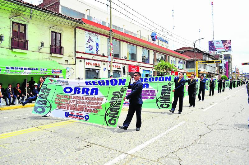 Desfile de aniversario de la región acaba en pasacalle proselitista (VIDEO)