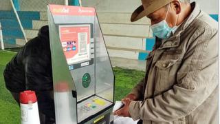 Beneficiarios del programa Pensión 65 son capacitados para usar tarjeta de débito en cajeros automáticos