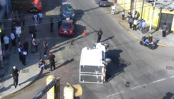 Camioncito blanco quedó volcado sobre la peligrosa intersección en la Ciudad Heroica. (Foto: Difusión)
