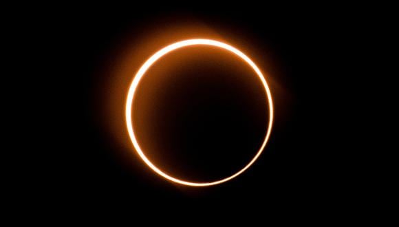 La luna se mueve frente al sol en un raro eclipse solar de "anillo de fuego", visto desde Tanjung Piai, Malasia. (Foto: AFP)