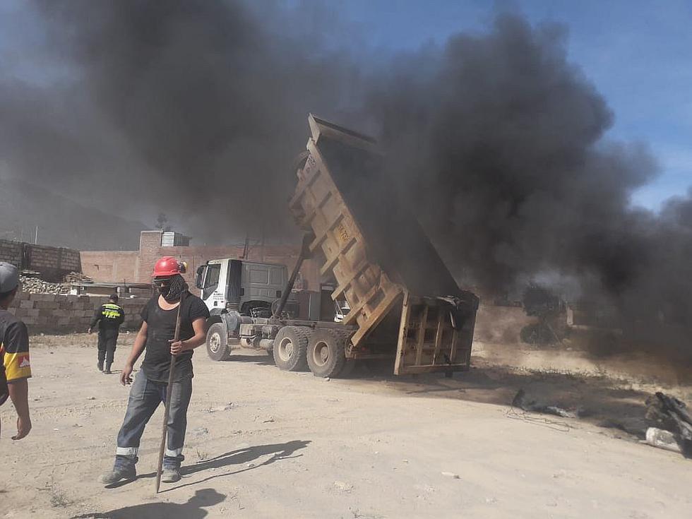 Incendio de basura en camión por poco provoca una tragedia en Arequipa (FOTOS)
