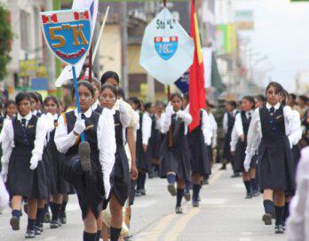 I.E. "Cocharcas" participa en multitudinario desfile