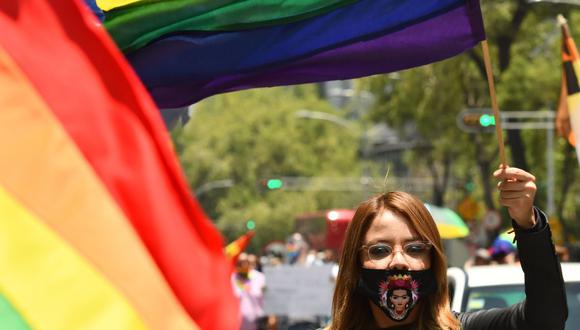 Decenas de personas de la comunidad LGBT marchan en contra de la discriminación y a favor de la igualdad. (Foto referencial: EFE/Jorge Núñez).