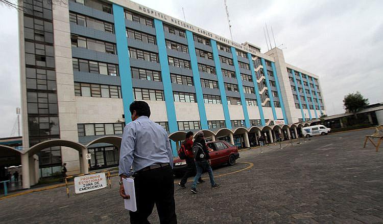 Médicos incumplen horario de atención en el hospital Carlos Alberto Seguín Escobedo