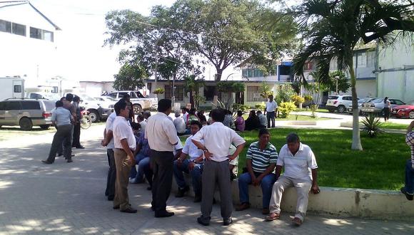 Tumbes: Trabajadores nombrados del GRT realizan plantón por descuento de S/ 1,200