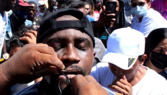 Migrantes se cosen la boca en México para reclamar documentos migratorios (Foto: EFE).