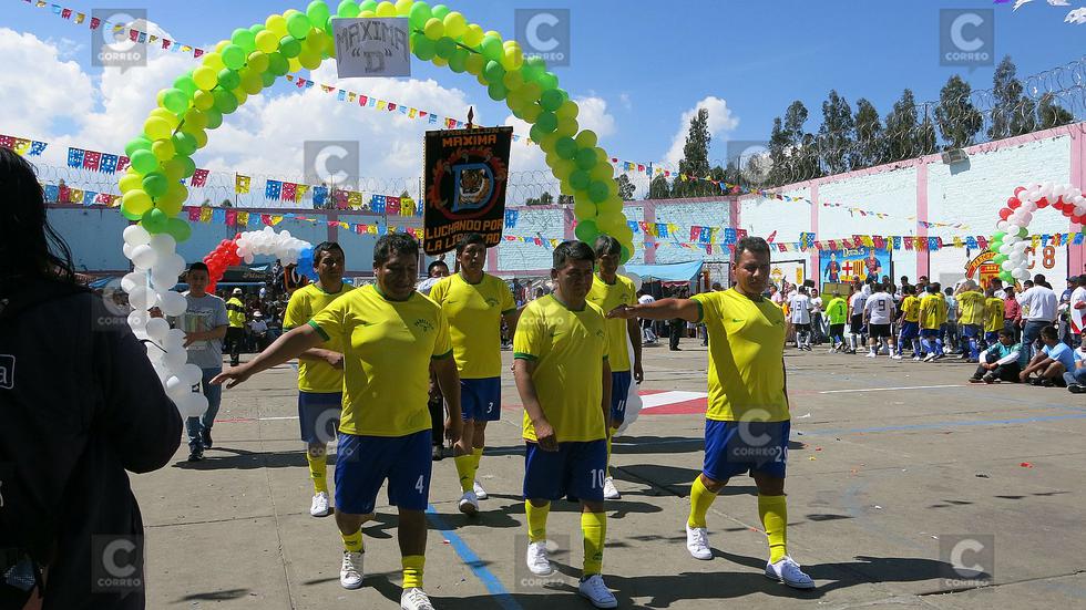 Desde penal de Huancayo, internos mandan mensajes de apoyo a Paolo Guerrero (VIDEO)