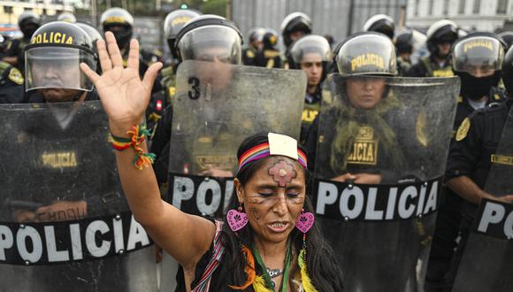 Personas protestan contra el gobierno de la presidenta peruana Dina Boluarte en Lima el 17 de enero de 2023.  (Foto por ERNESTO BENAVIDES / AFP)
