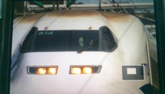 Foto de conductor de tren bala manejando con los pies indigna a Japón