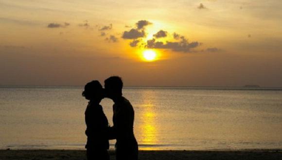 ​Estudio revela que las mujeres eligen a su pareja a través del beso