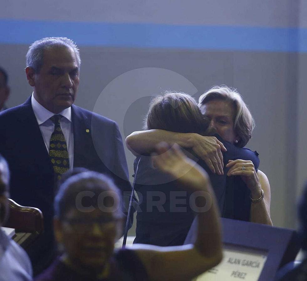 Alan García: Exprimera dama Pilar Nores recibe condolencias durante velatorio en la 'Casa del Pueblo'