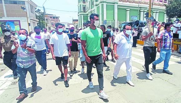 Cientos de hinchas y barristas del Bajo Piura se reunieron en la plaza del distrito de Catacaos para rendir homenaje al cuadro de Atlético Grau, que hace historia al  devolverle el fútbol profesional a Piura