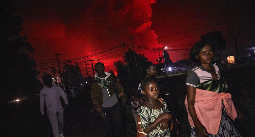 Imagen referencial. Los residentes huyen de un volcán en la República Democrática del Congo. (Foto: EFE / EPA / HUGH KINSELLA CUNNINGHAM).