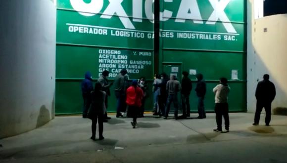 Ciudadanos del sur de Cajamarca hacen largas filas para encontrar oxígeno disponible.