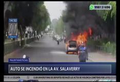 Jesús María: Auto se incendia frente a hospital Rebagliati (VIDEO)
