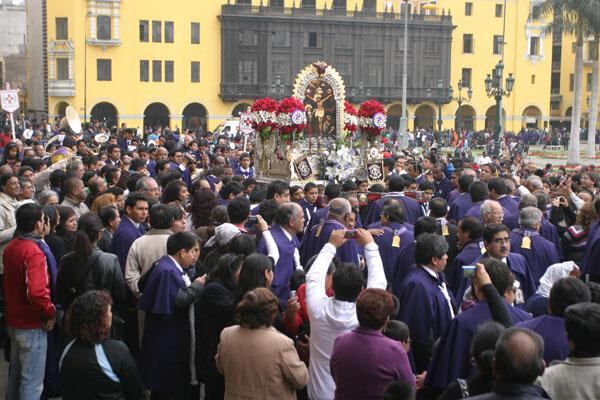 Señor de los Milagros realiza su tercer recorrido procesional
