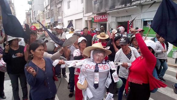 Tumaneños marchan en Chiclayo azotando muñecos de Oviedo e Hinostroza (VIDEO)